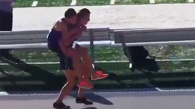 Runner carries injured teammate to finish line