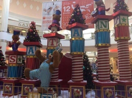 NBA player Enes Kanter spots crucial spelling error in Santa Claus display