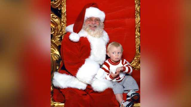 Toddler signals 'help' in sign language during photo with Santa Toddler signals 'help' in sign language during photo with Santa