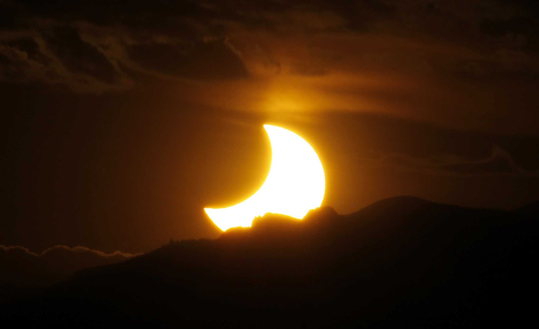 Too many Great American Eclipse viewers could wreak havoc on cellphone service