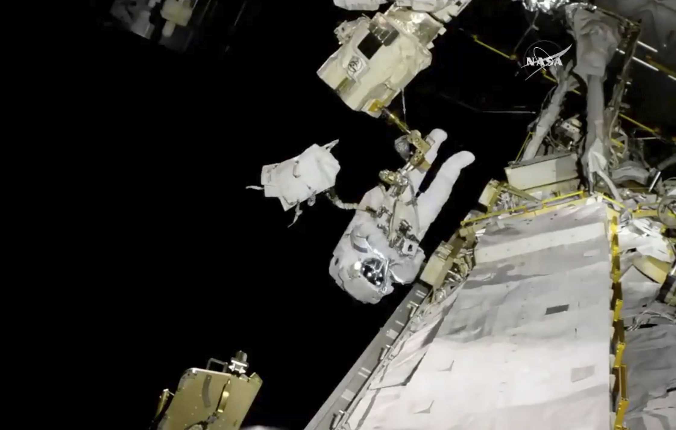 Spacewalking astronaut copes with frayed tether, bad jetpack