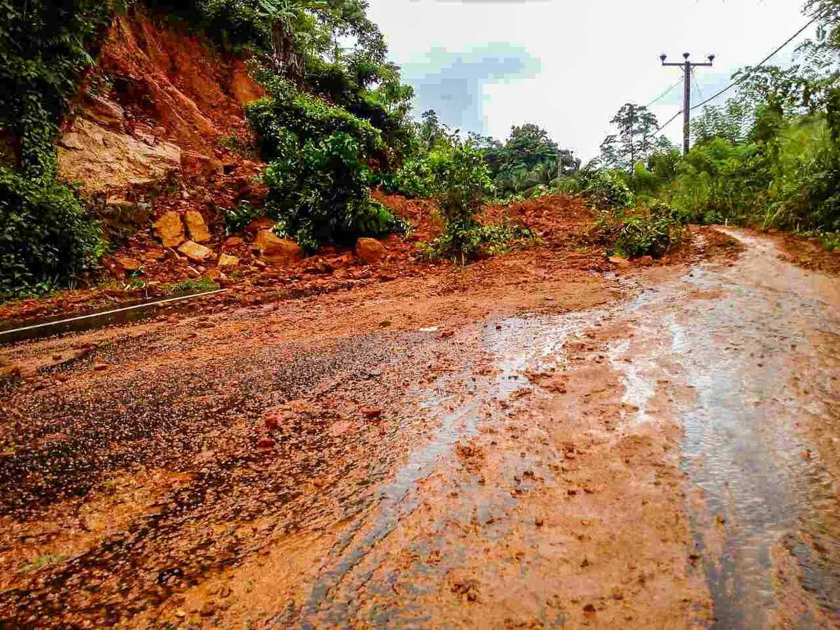Sri Lanka confirms 100 dead in mudslides; 99 missing