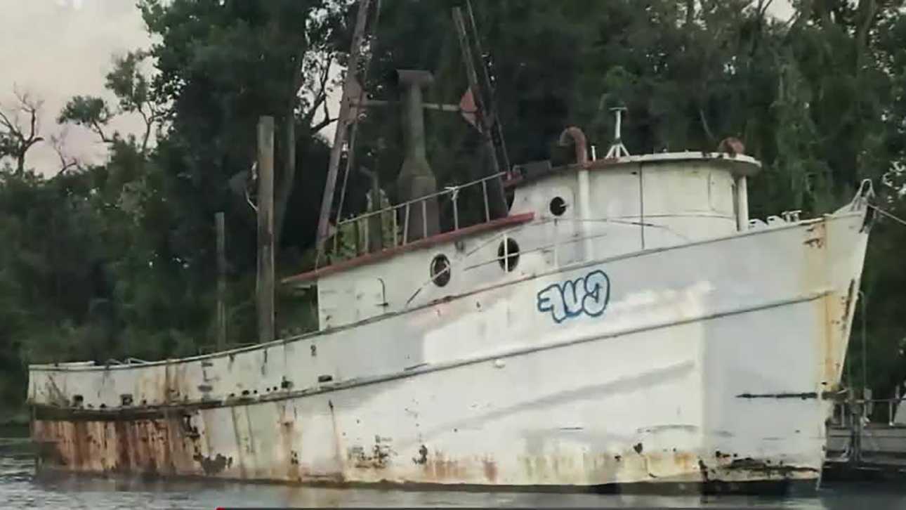 Abandoned ship breaks loose, barrels down Sacramento River