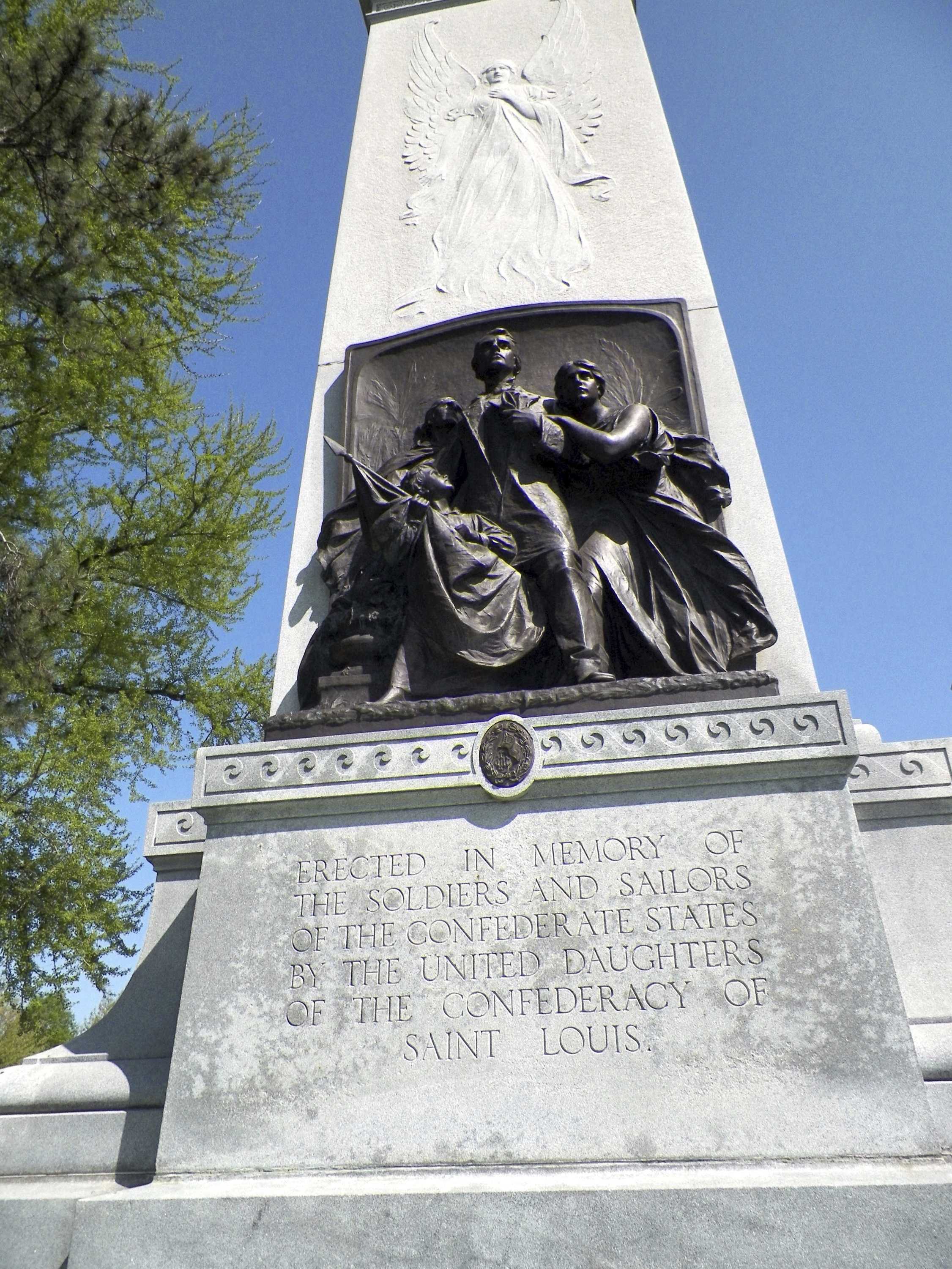 Workers remove portion of St. Louis' Confederate monument