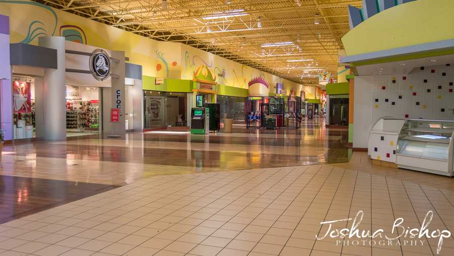 PHOTOS: Once-vibrant mall now largely abandoned