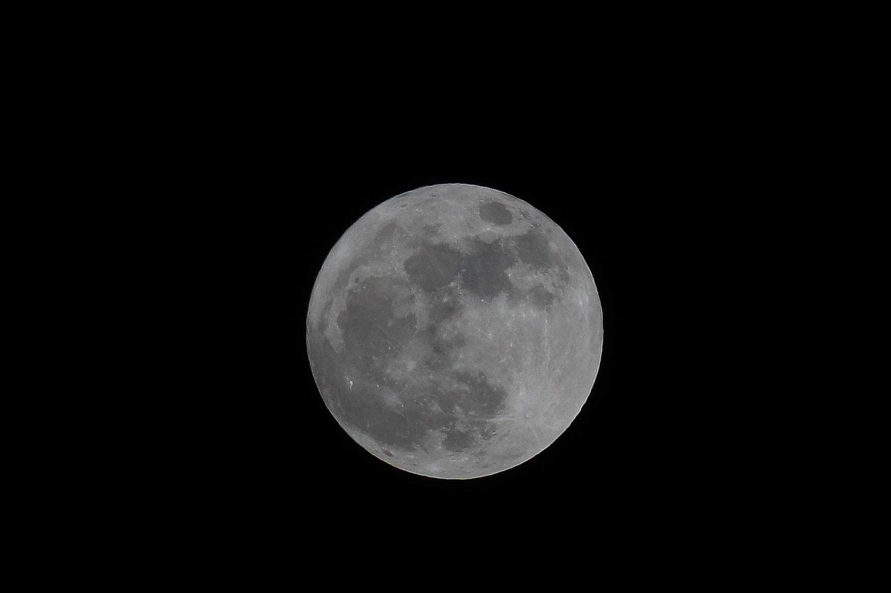 Supermoon closes out the first day of 2018