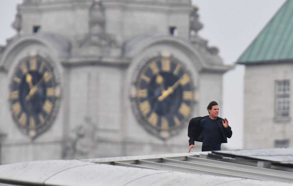 Sprinting Tom Cruise brings part of London to a standstill