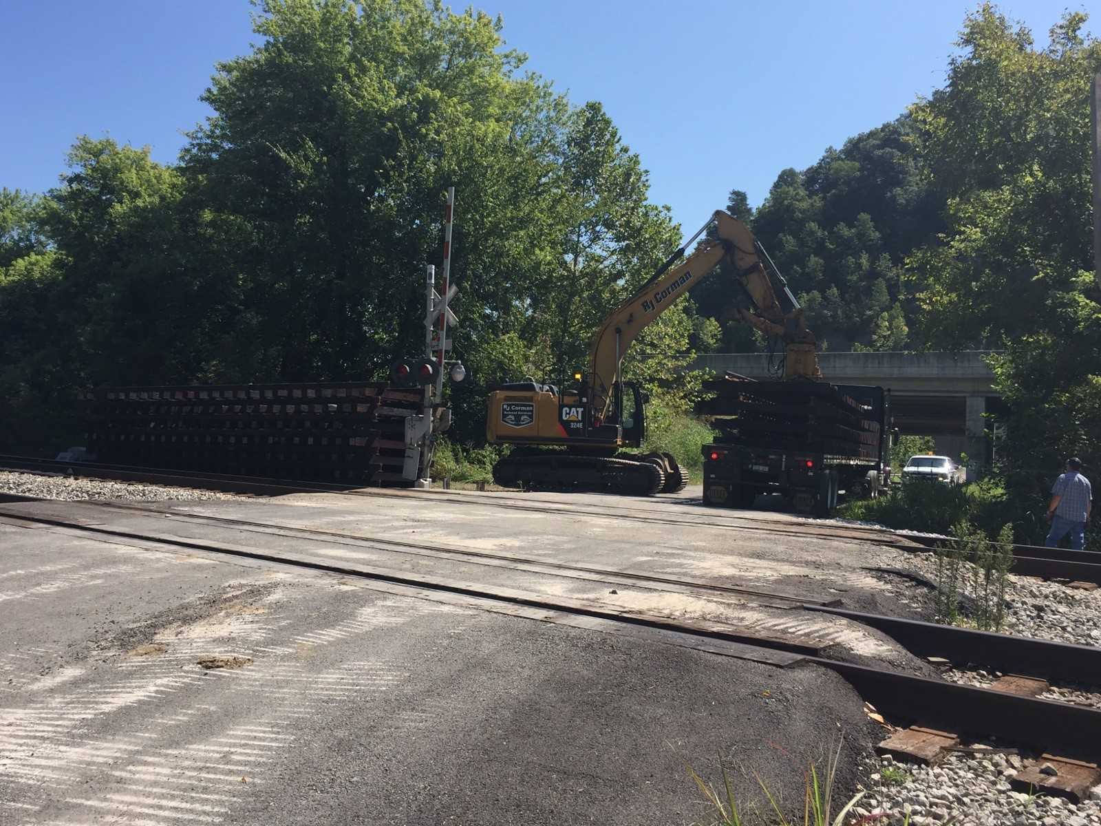 22 train cars derail in Hardin County