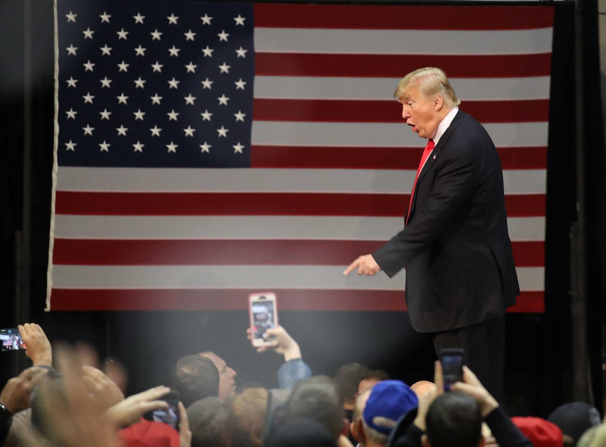 Trump demands, gets apology from reporter over 'phony photo'