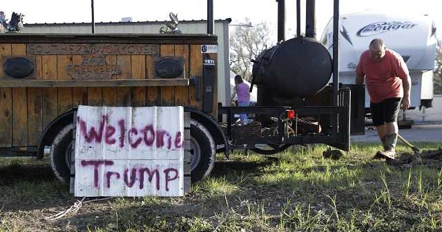 Trump travels to Texas as Harvey flooding continues