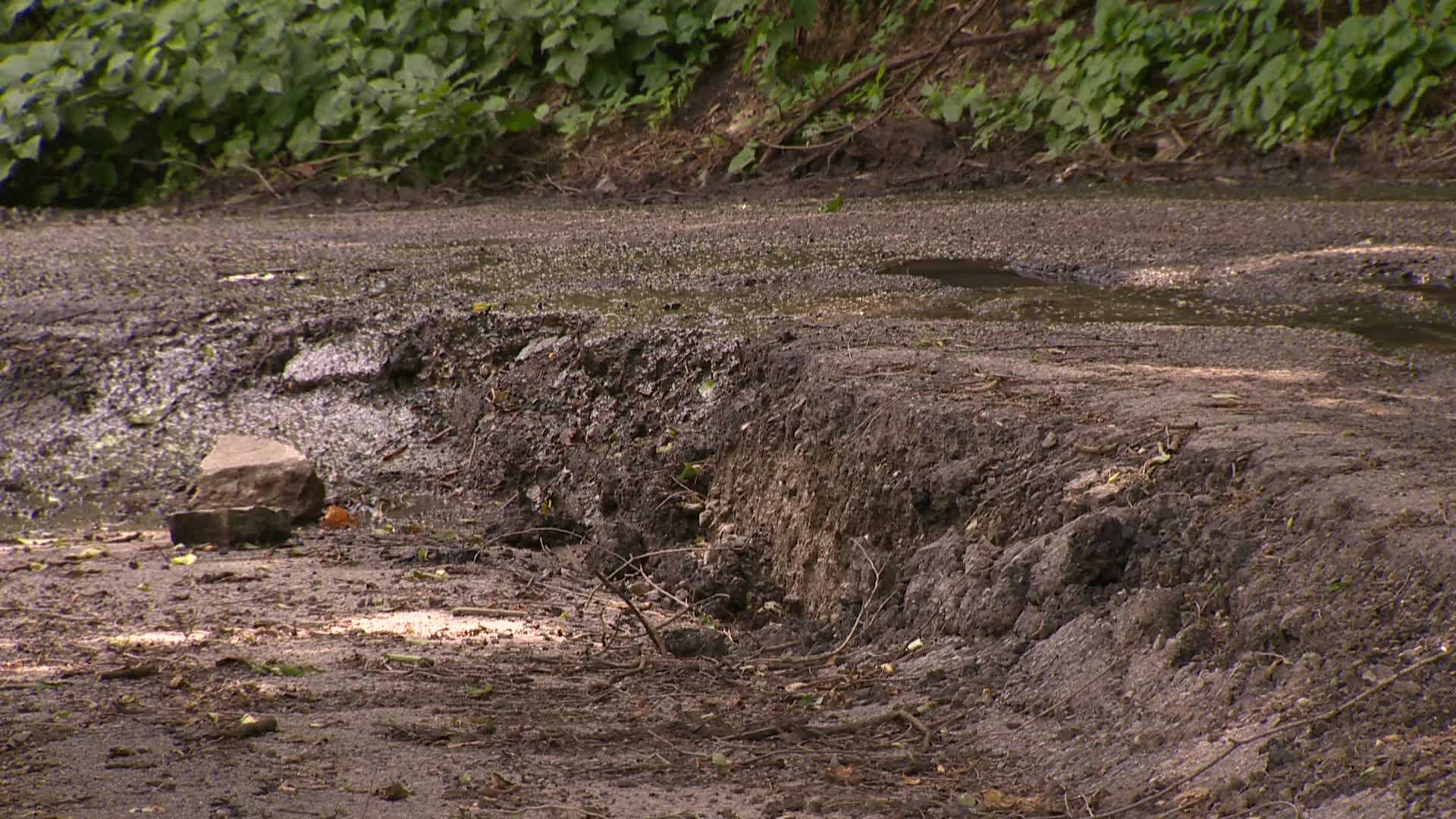 Massive pothole concerns Mount Washington residents