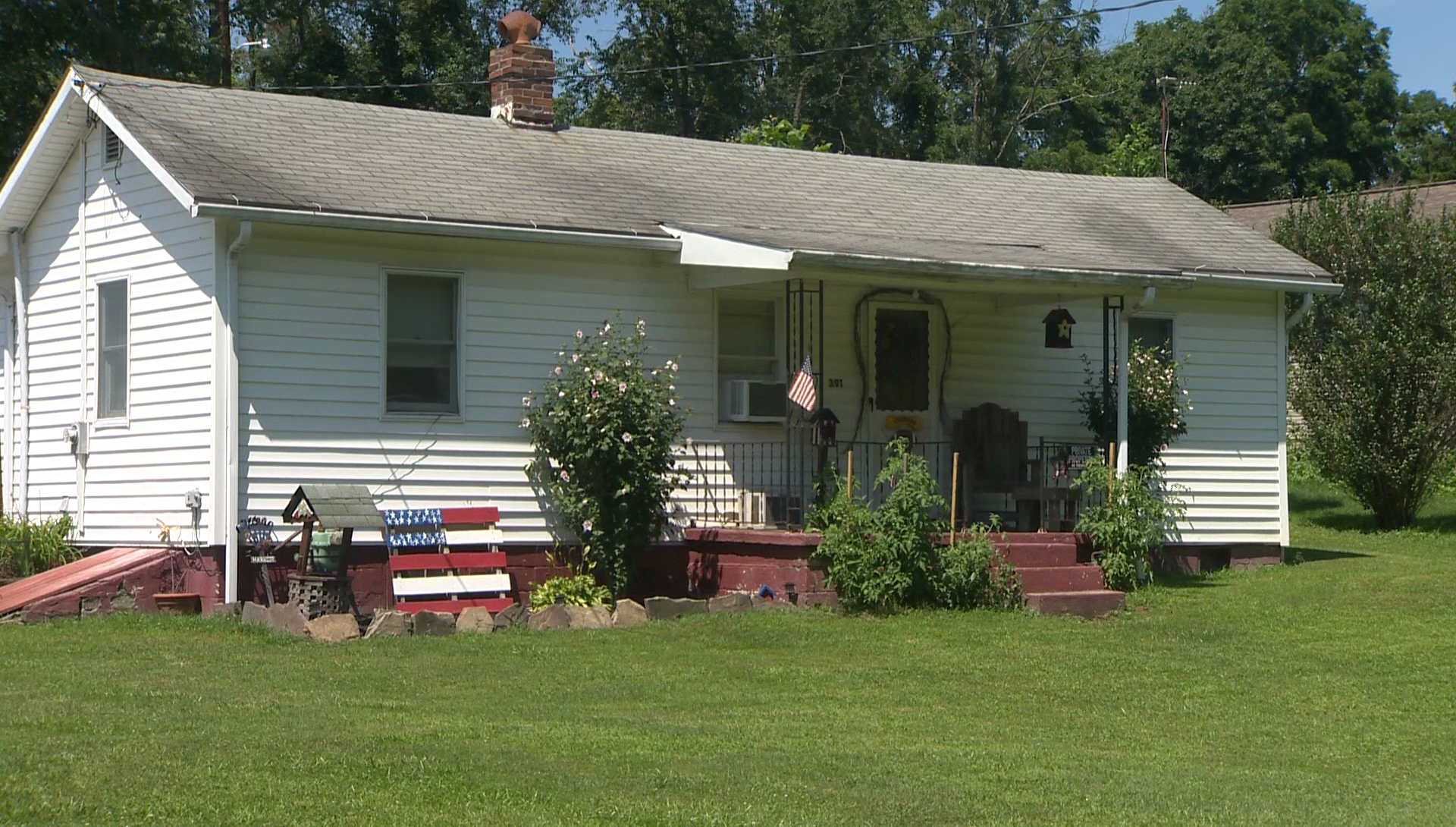 17-year-old charged with stabbing mom