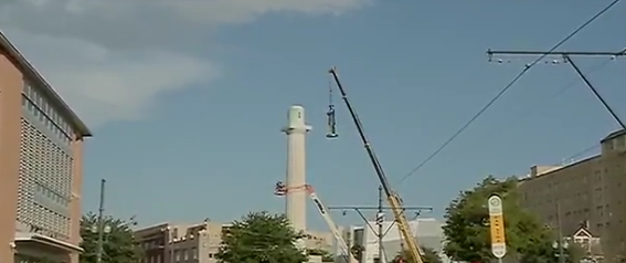 Cheers break out from crowd as Robert E. Lee monument removed