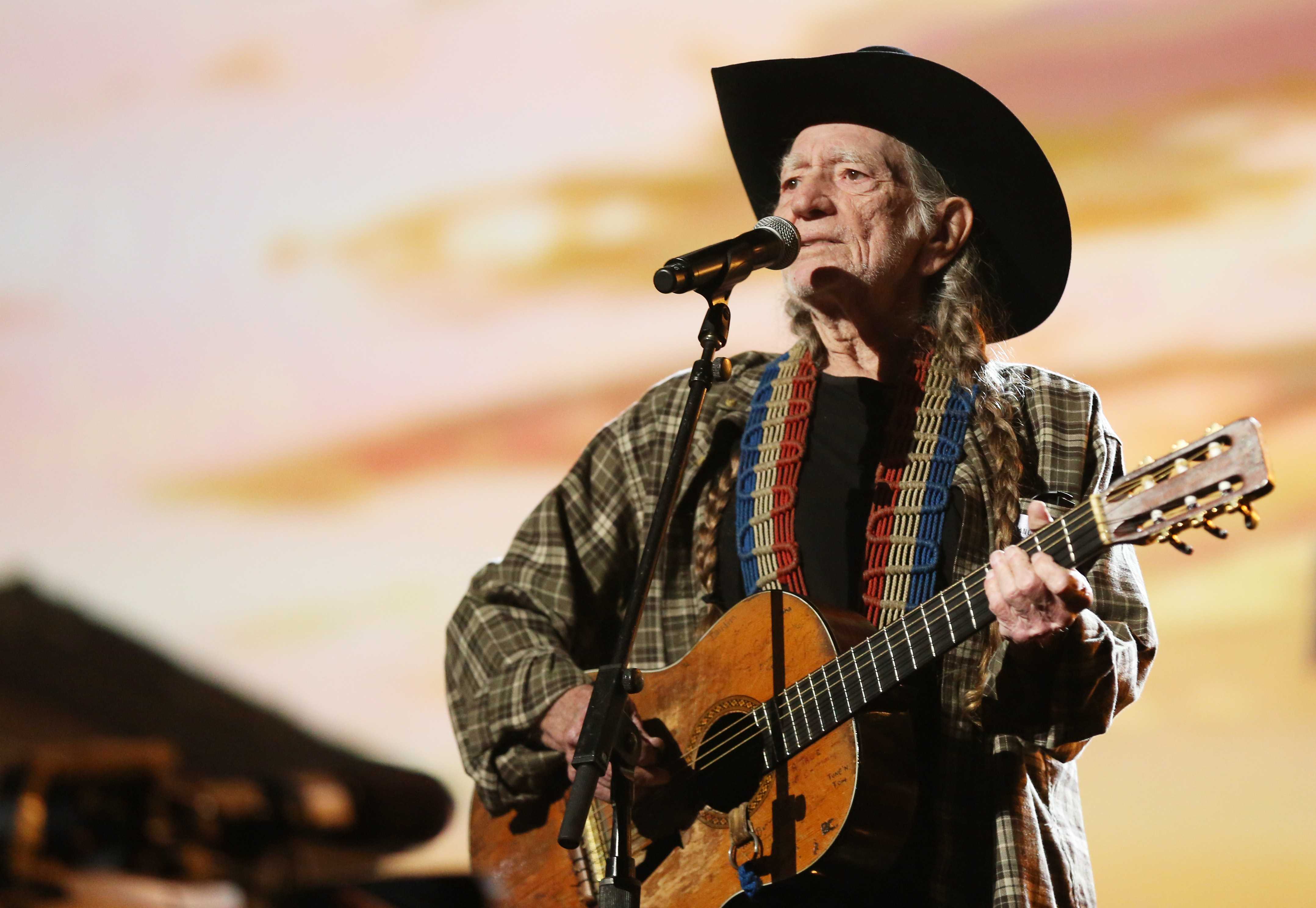 Willie Nelson cuts concert short due to breathing problems