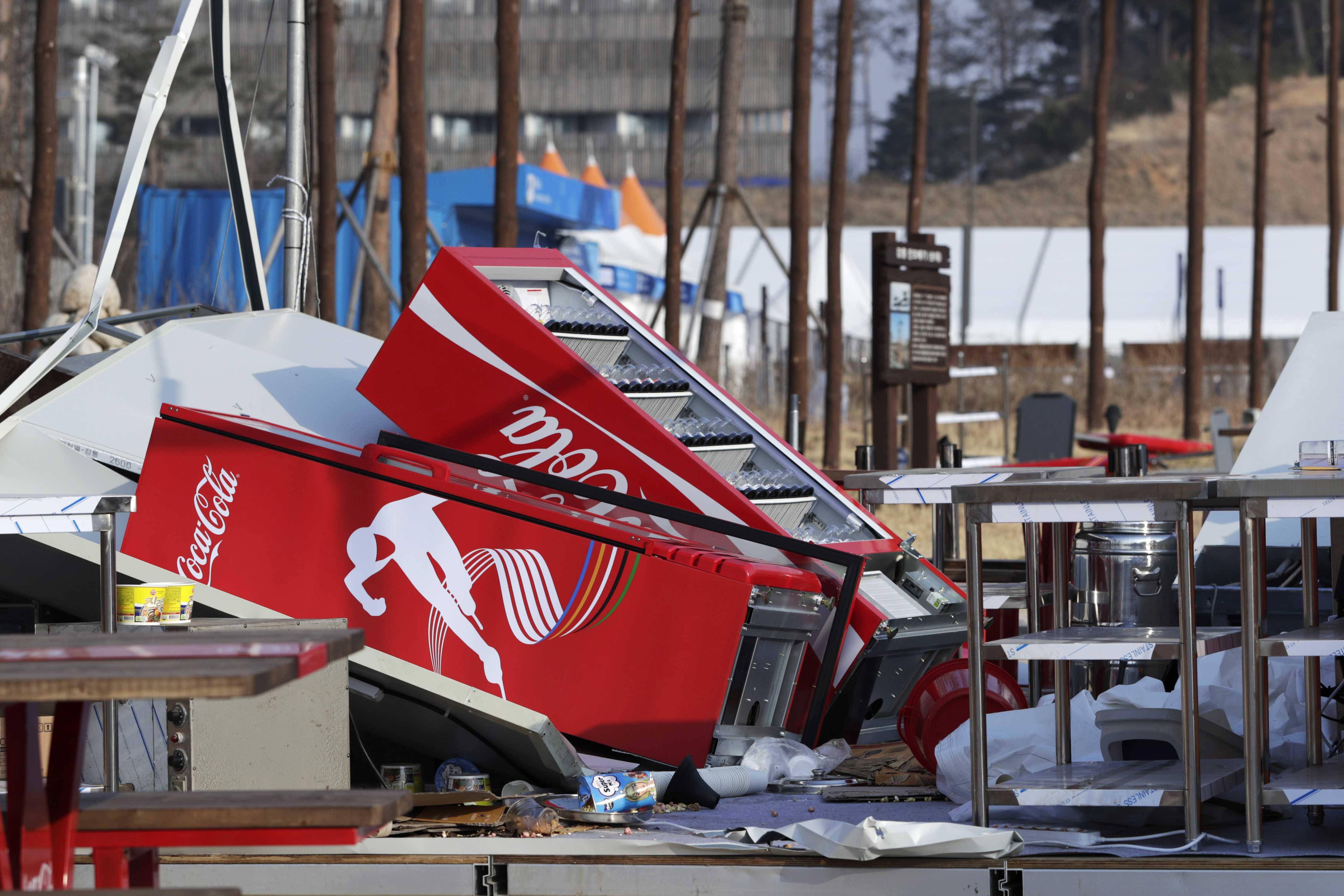 Fans evacuate Olympic Park amid powerful winds