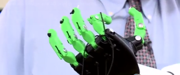Students create prosthetic hand with 3D printer