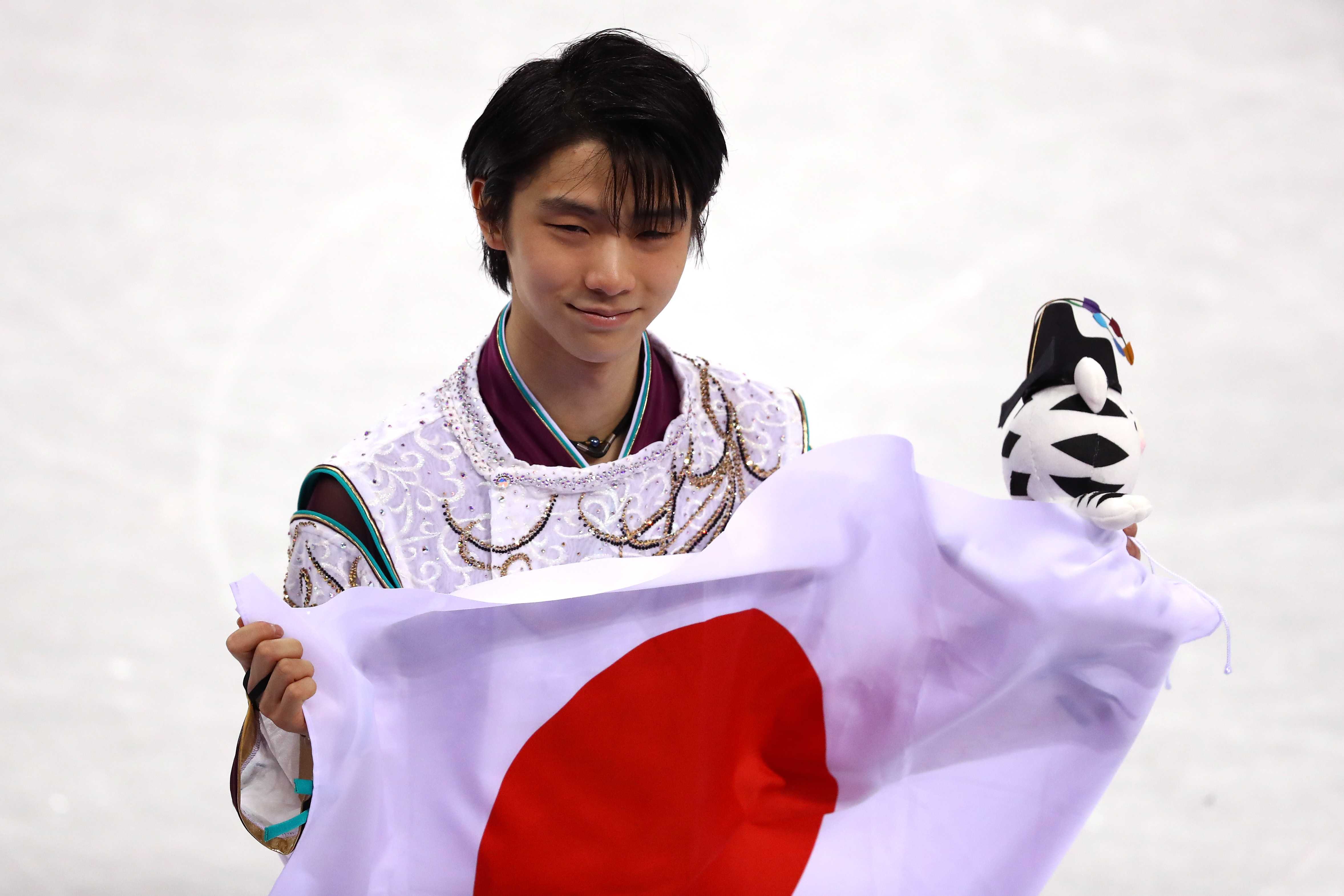 Ханю женился. Юдзуру Ханю плачет. Юдзуру Ханю в кимоно. Yuzuru Hanyu Medals. Yuzuru Hanyu Gold Medal.