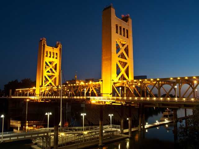 Man goes missing after jumping into Sacramento River from Tower Bridge