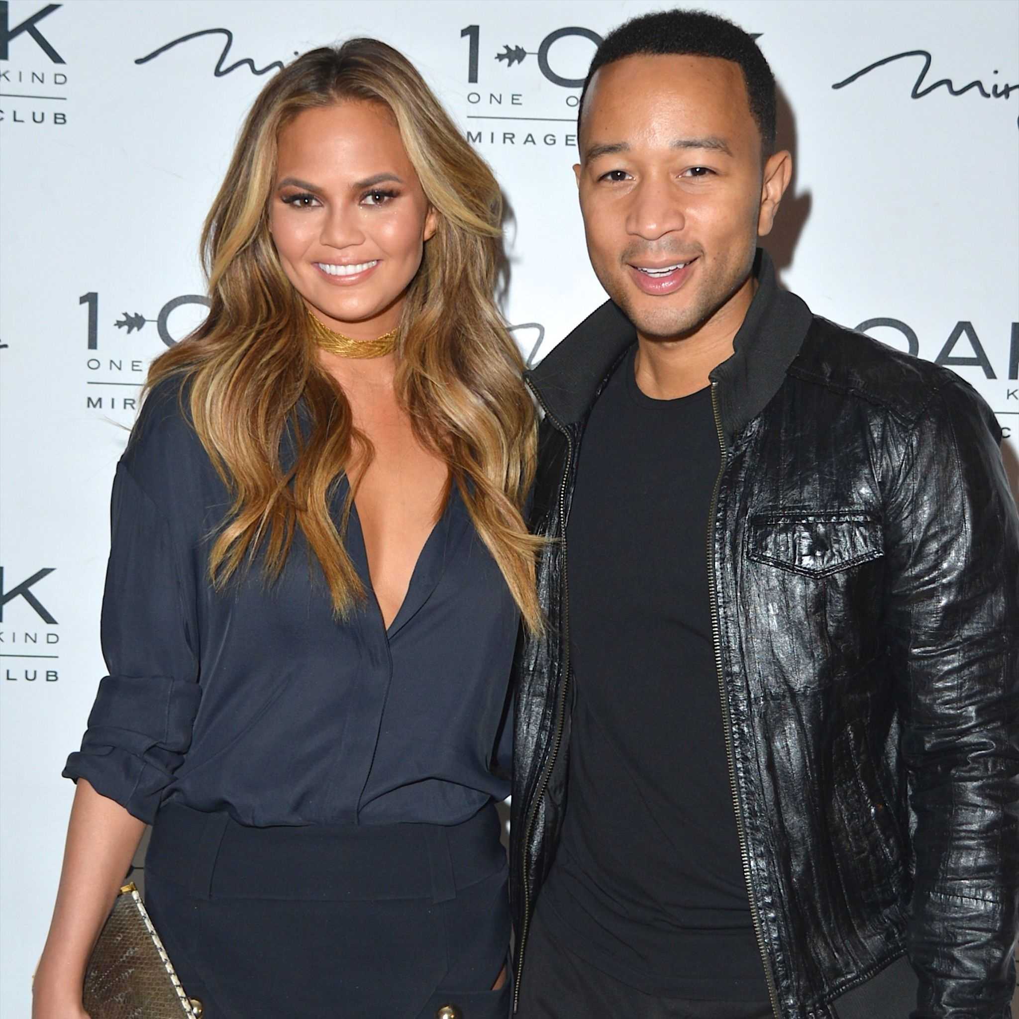 Model Chrissy Teigen live-tweets from 8-hour 'flight to nowhere'