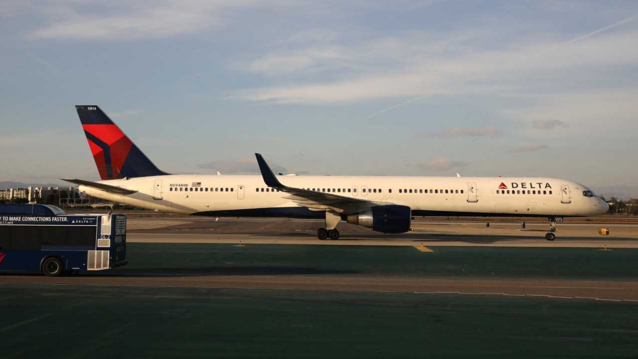 US airline tightens rules on in-flight support animals