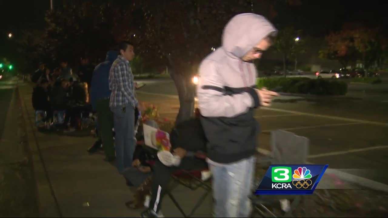 iPhone X draws a crowd at Sacramento Apple store