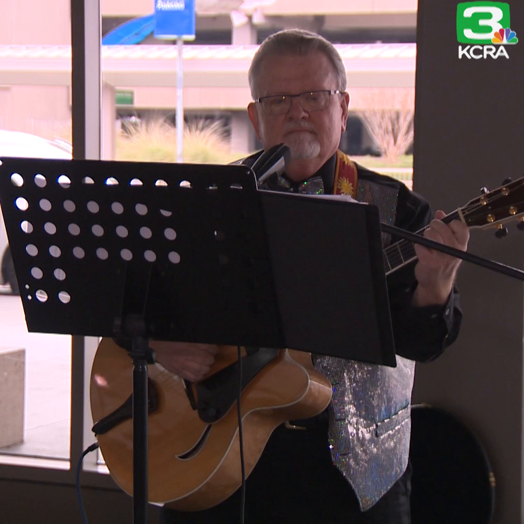 Man serenades travelers with Sacramento-tailored Christmas song