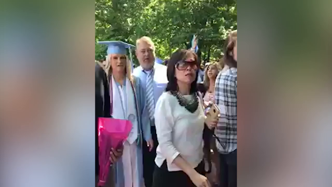 Boyfriend gives woman puppy for graduation present