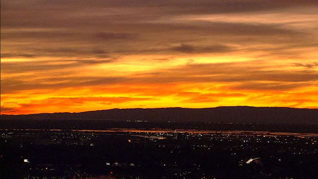 😍 Woah! Watch this stunning Sacramento sunset