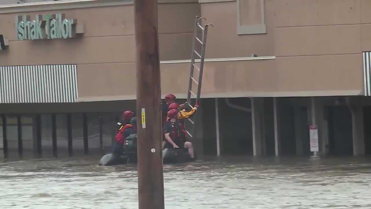 Watch: 2 rescued from flooded bar in south Kansas City
