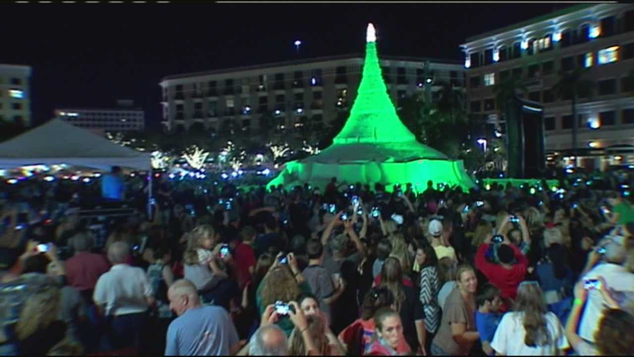 Giant Sand Christmas Tree Lights Up West Palm Beach