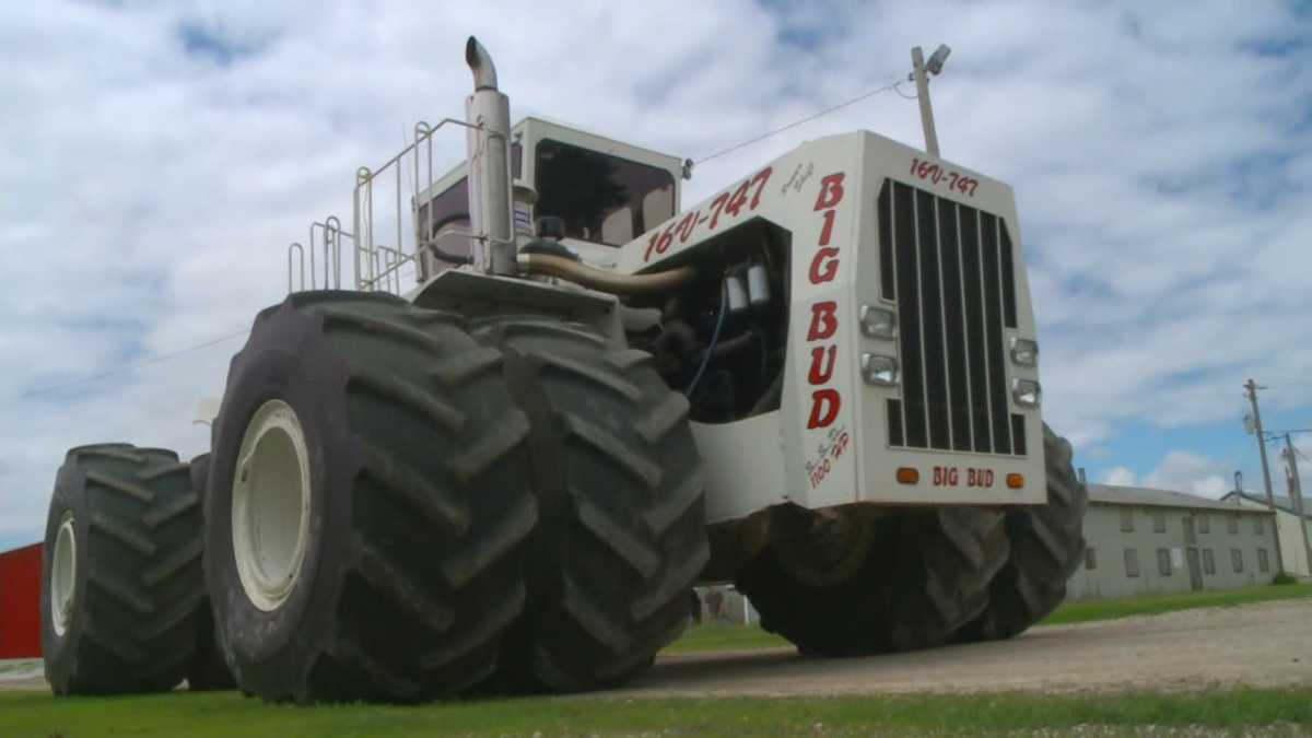 meet-big-bud-the-largest-tractor-in-the-world