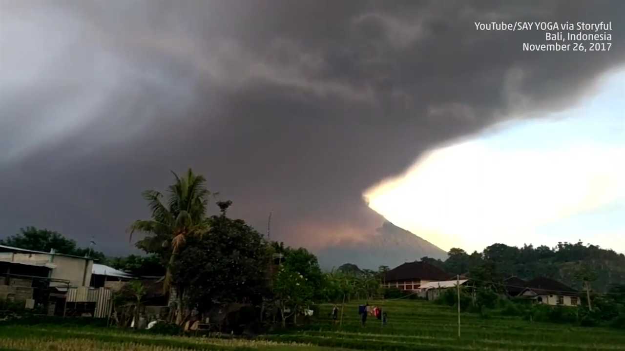 Thousands forced to flee as Bali volcano erupts
