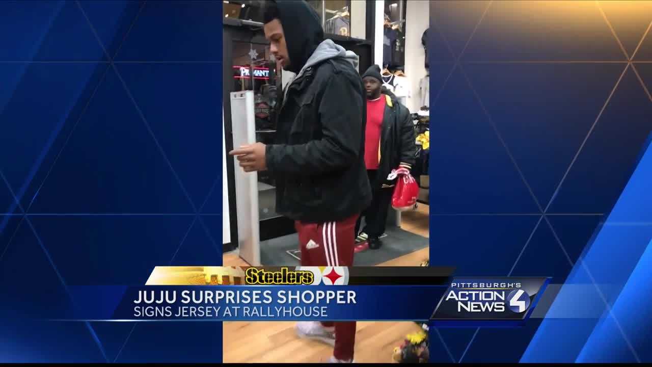 JuJu Smith-Schuster surprises shopper by signing jersey at store