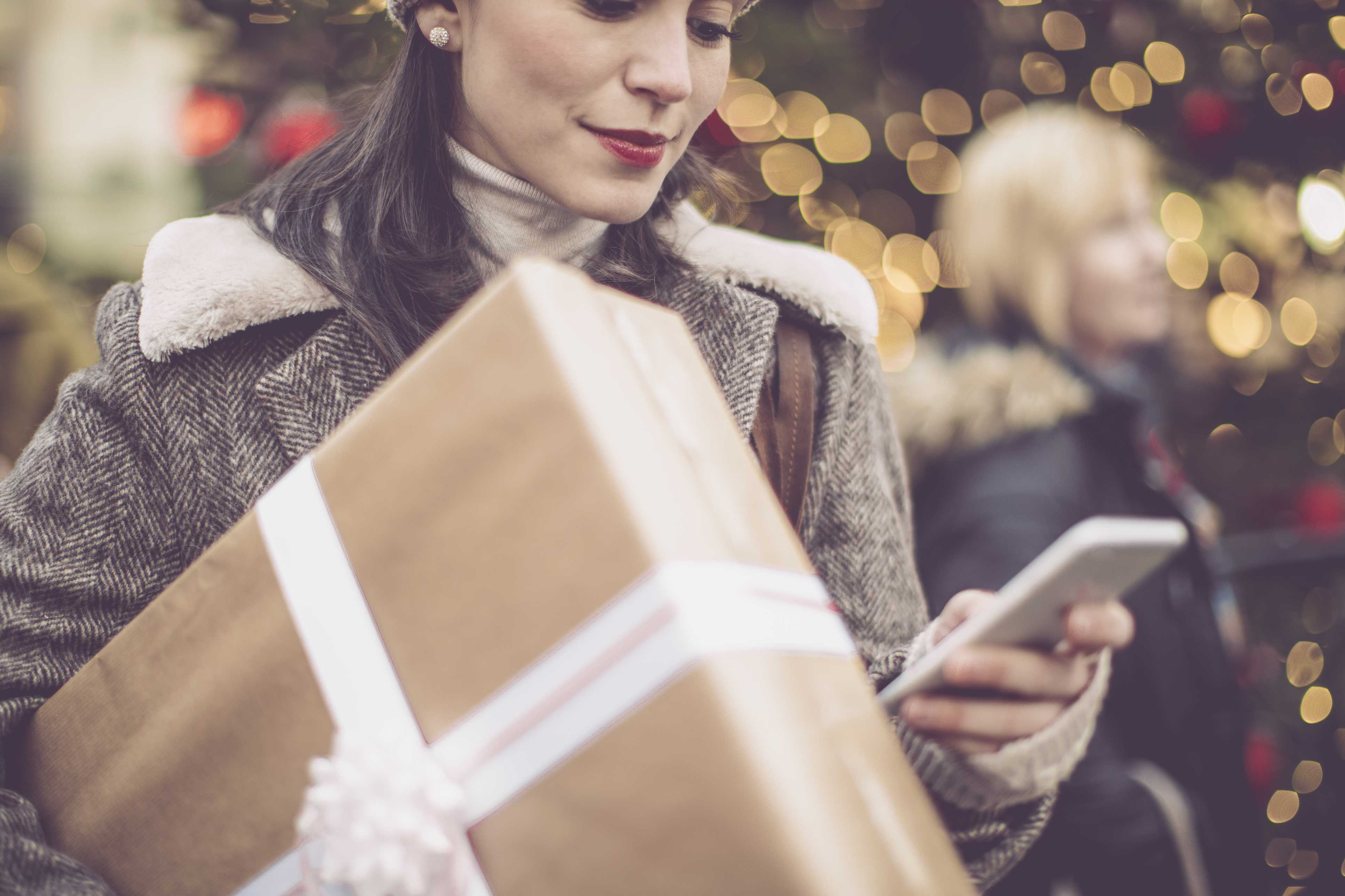 6 easy ways to save money on holiday shopping