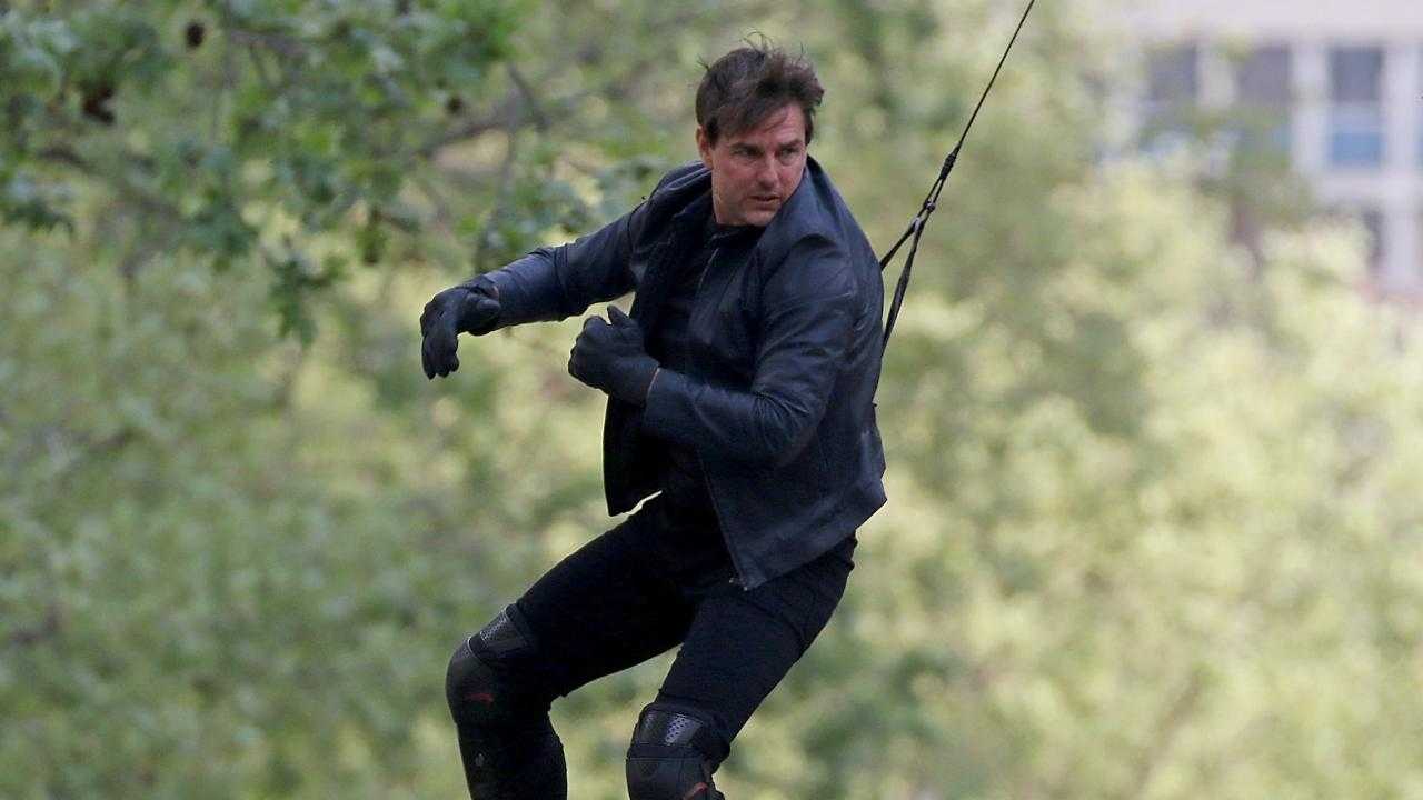 Tom Cruise appears to have injured himself during 'Mission: Impossible 6' stunt