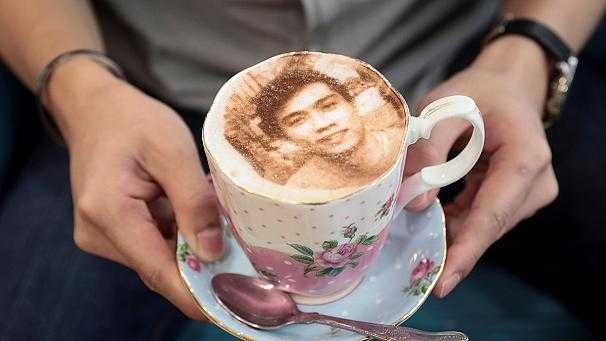 Selfieccino debuts in London cafe