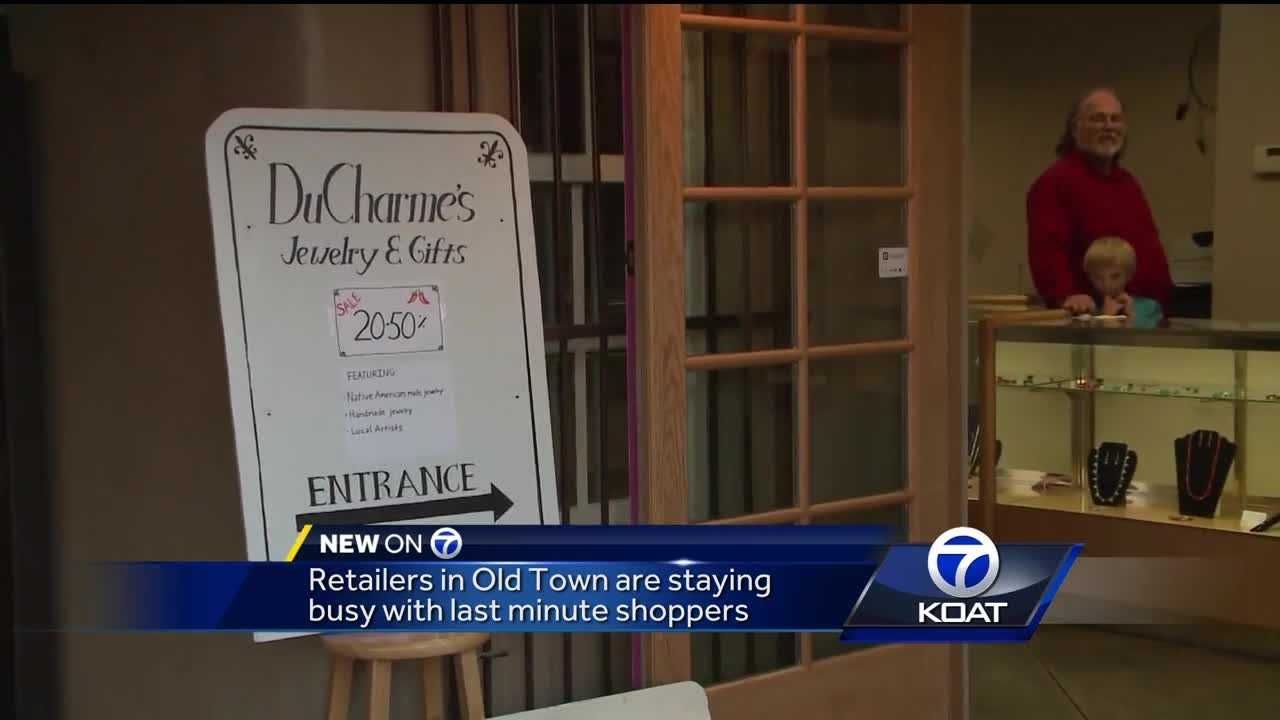 Holiday shopping gives Old Town businesses a boost