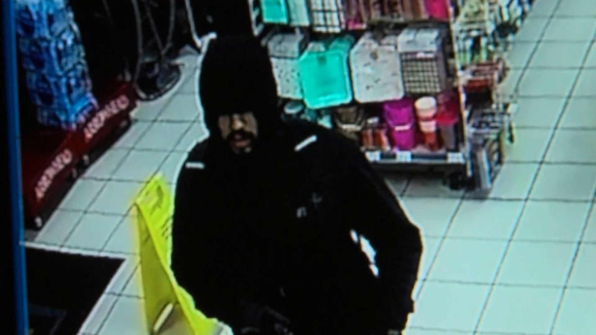 Caught on cam: Store clerk says he refuses to be robbed in holdup attempt