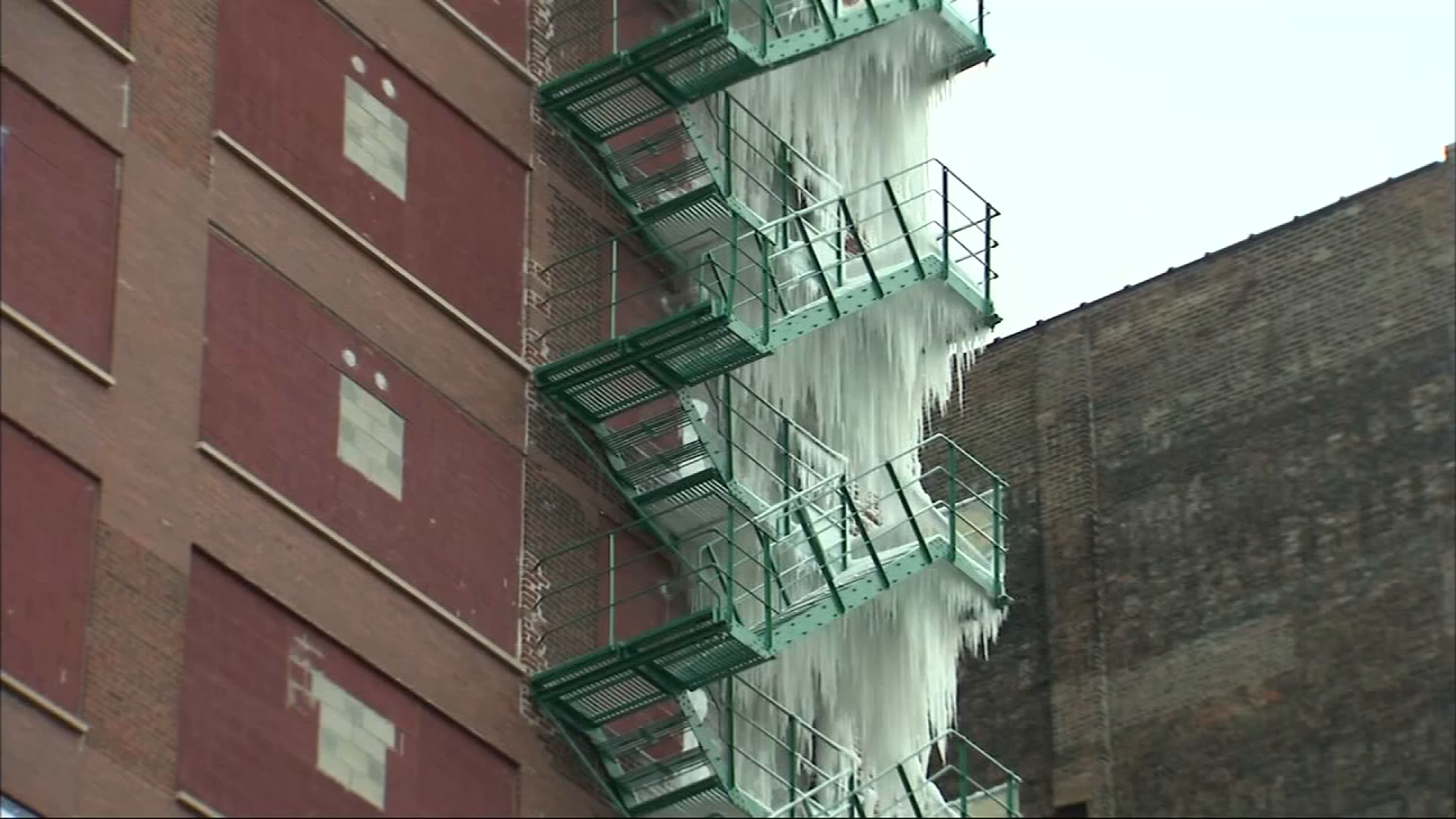 Ice-covered fire escape causes Chicago to close section street