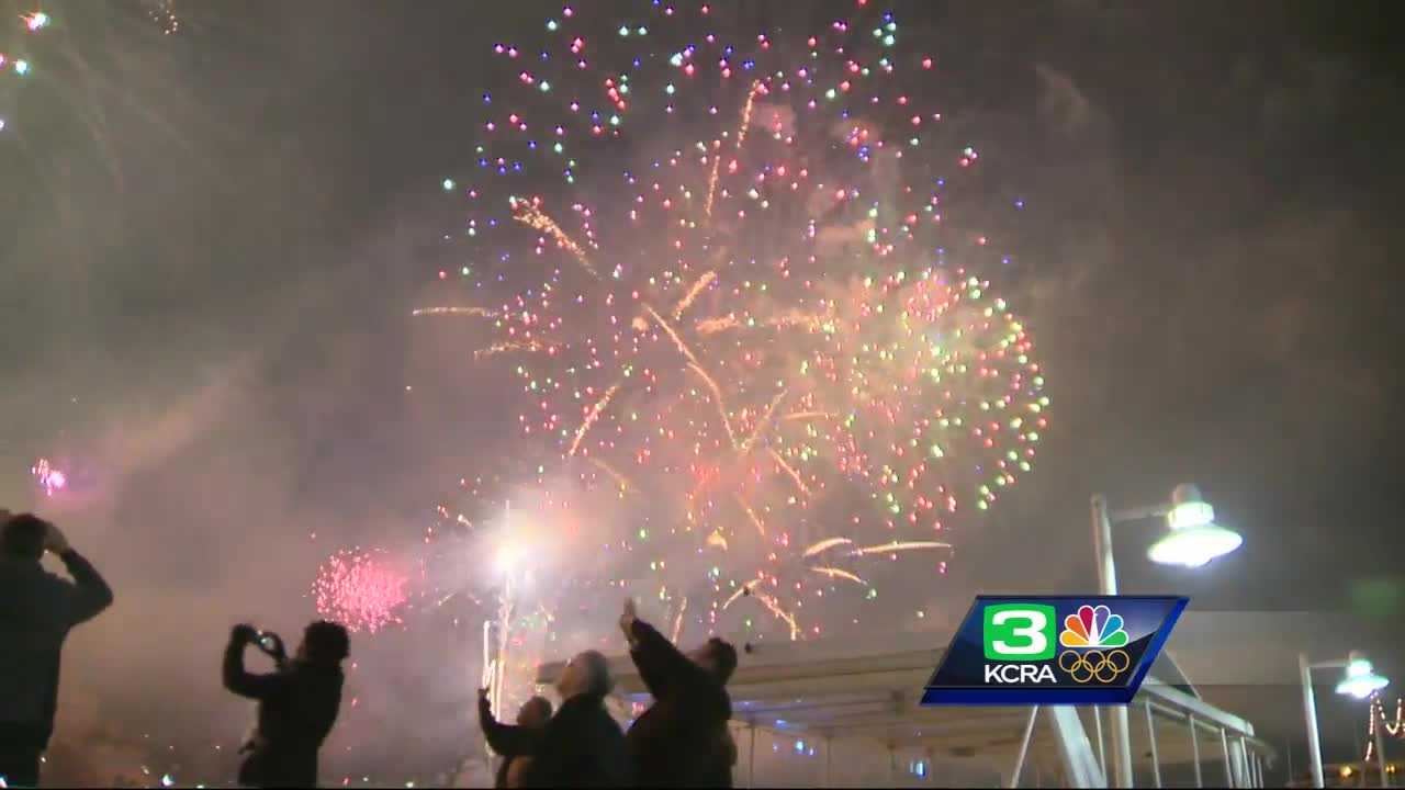 Old Sac welcomes 2018 with sky spectacular
