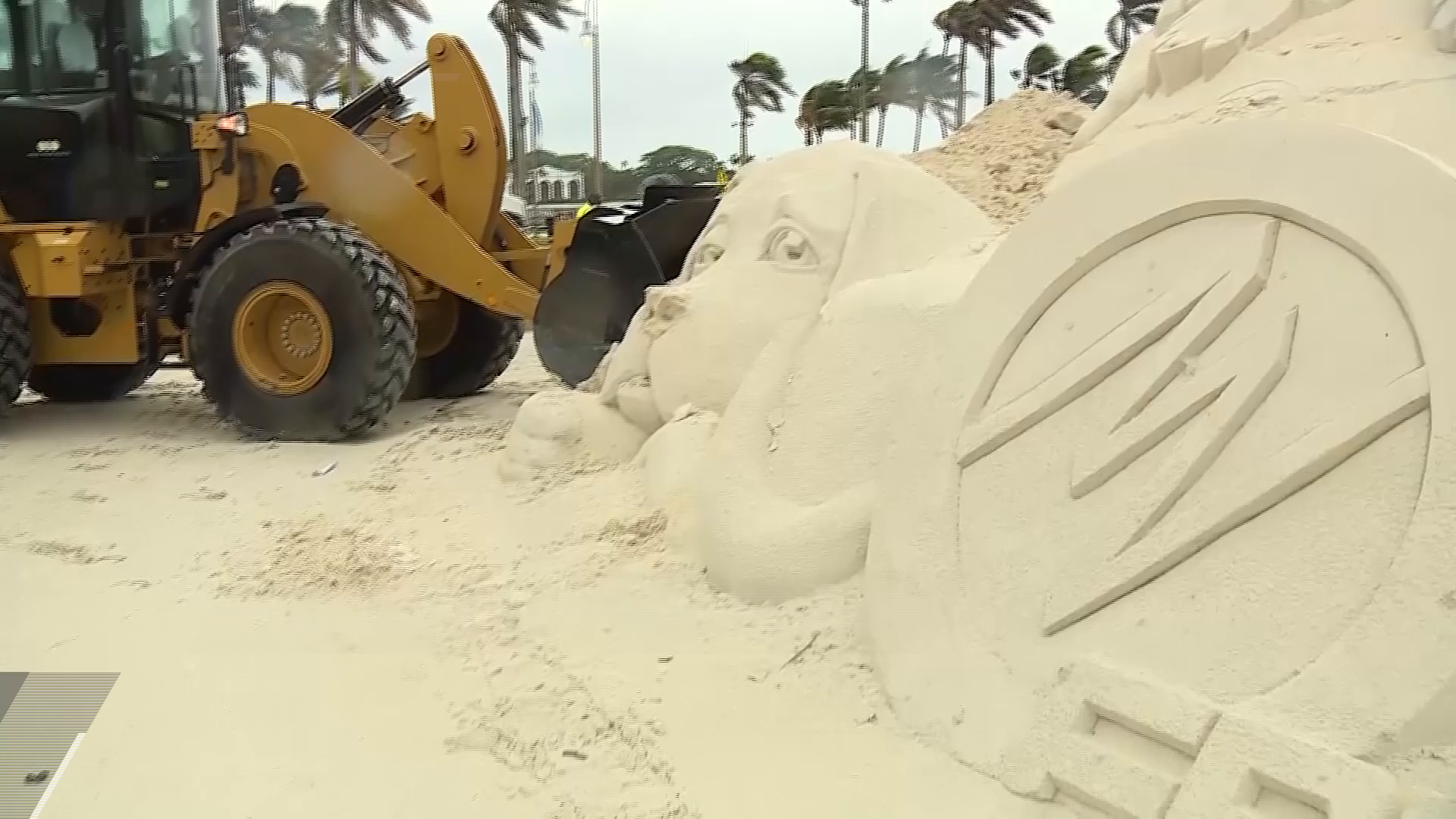 Crews remove holiday ‘tree’ made of 600 tons of sand